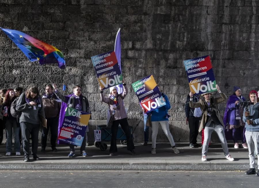 Volters with flags and cardboard banners in a tunnel