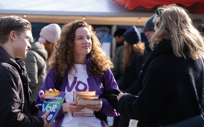 Volters handing out flyers on a market